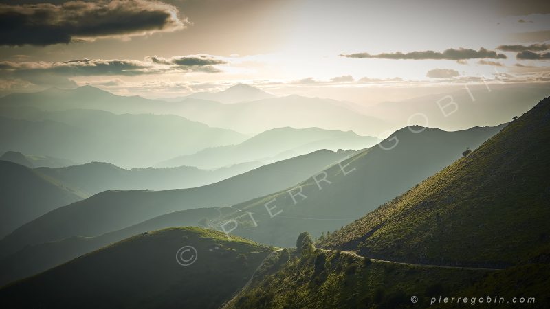 Crètes successives enveloppées de brume au Pays Basque