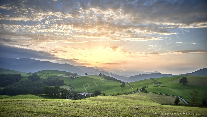 Coucher de soleil sur les collines lointaines au Pays Basque