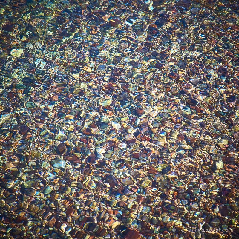 Vue de pierres colorées au fond de l'eau de mer de St Pierre & Miquelon