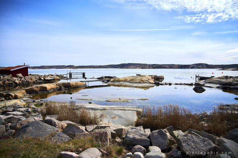 Vue sur une calme crique Norvégienne en bord de mer