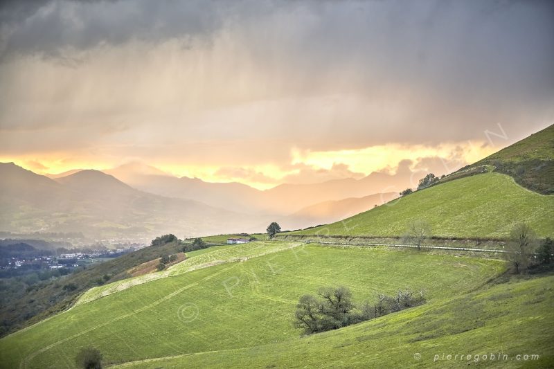 Coucher de soleil sur la vallée deSt Jean Pied de Port au Pays Basque