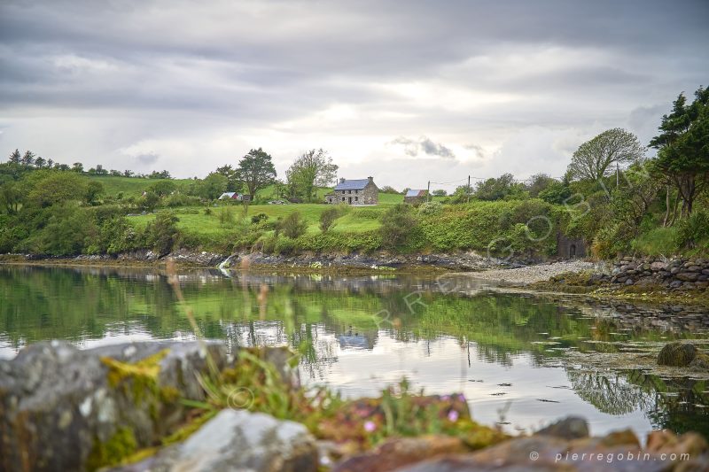 Maison Irlandaise sur bras de mer dans le Kerry à Bunaw -Irlande