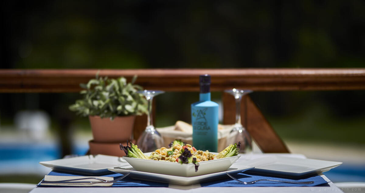 Dégustation au bord de la piscine                    